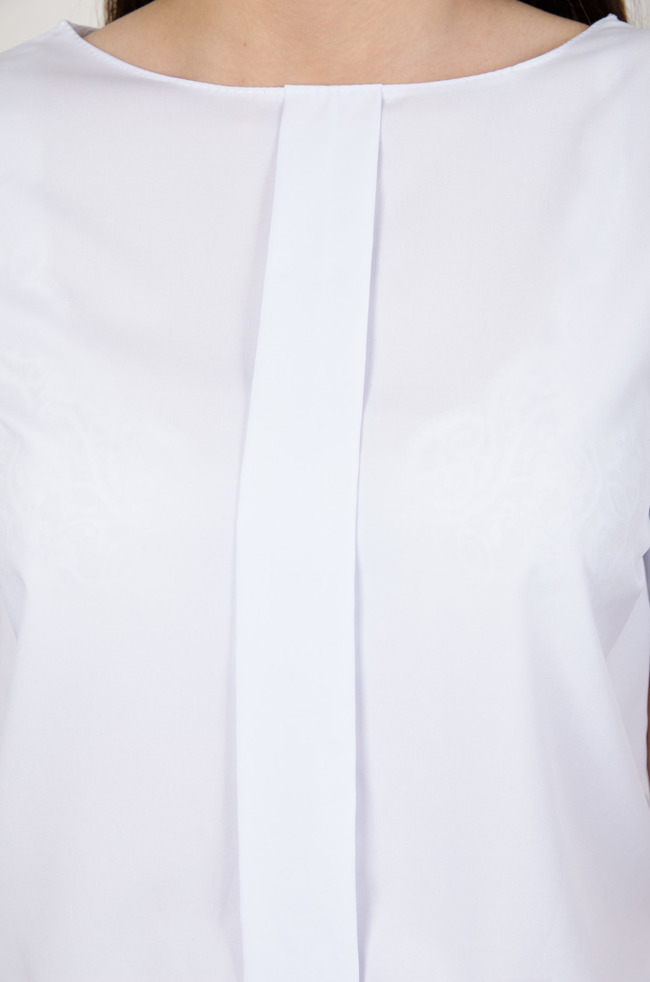 Biała bluzka z zakładką oraz gumką na dole