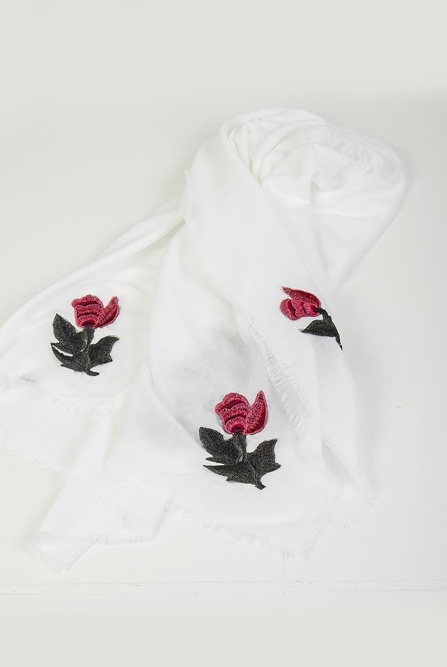 Biała chusta z naszywkami w postaci róży