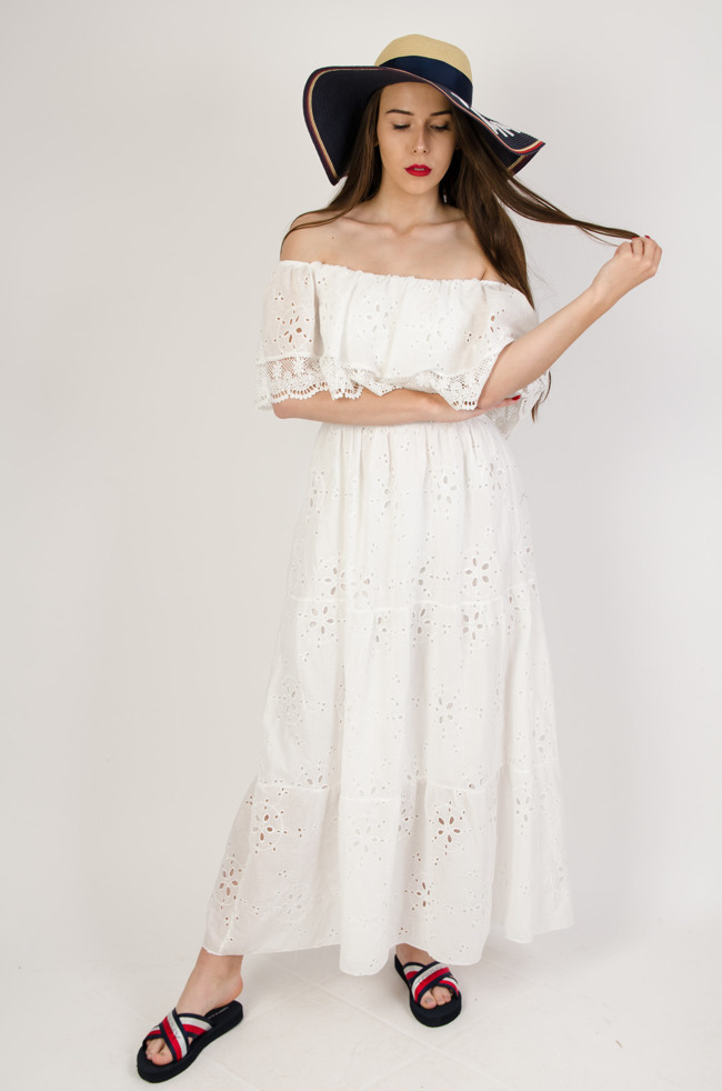Biała długa ażurowa sukienka z hiszpańskim dekoltem zakończonym koronką