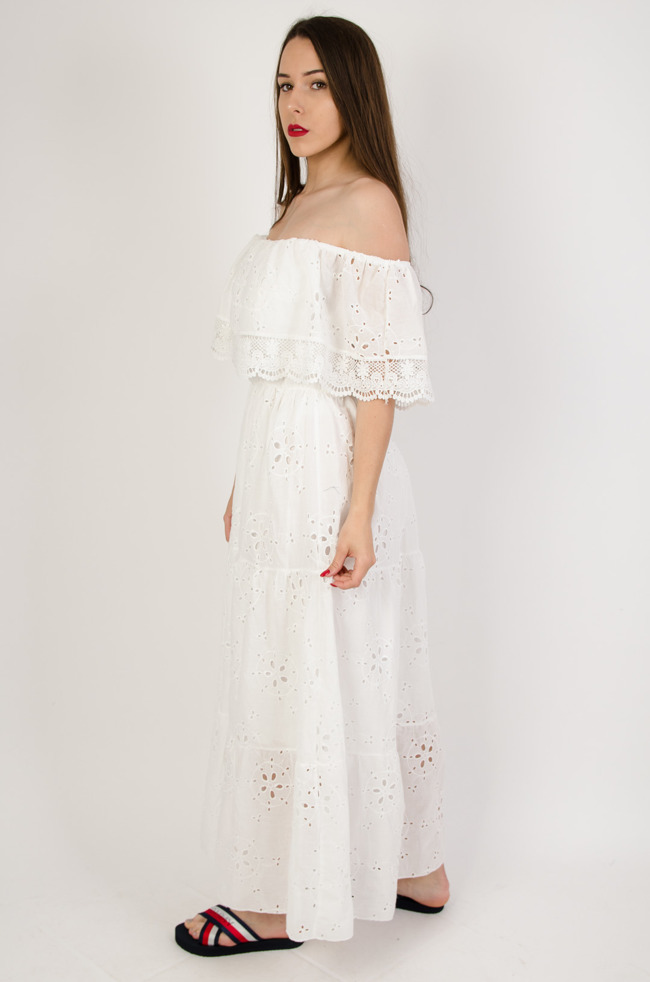 Biała długa ażurowa sukienka z hiszpańskim dekoltem zakończonym koronką