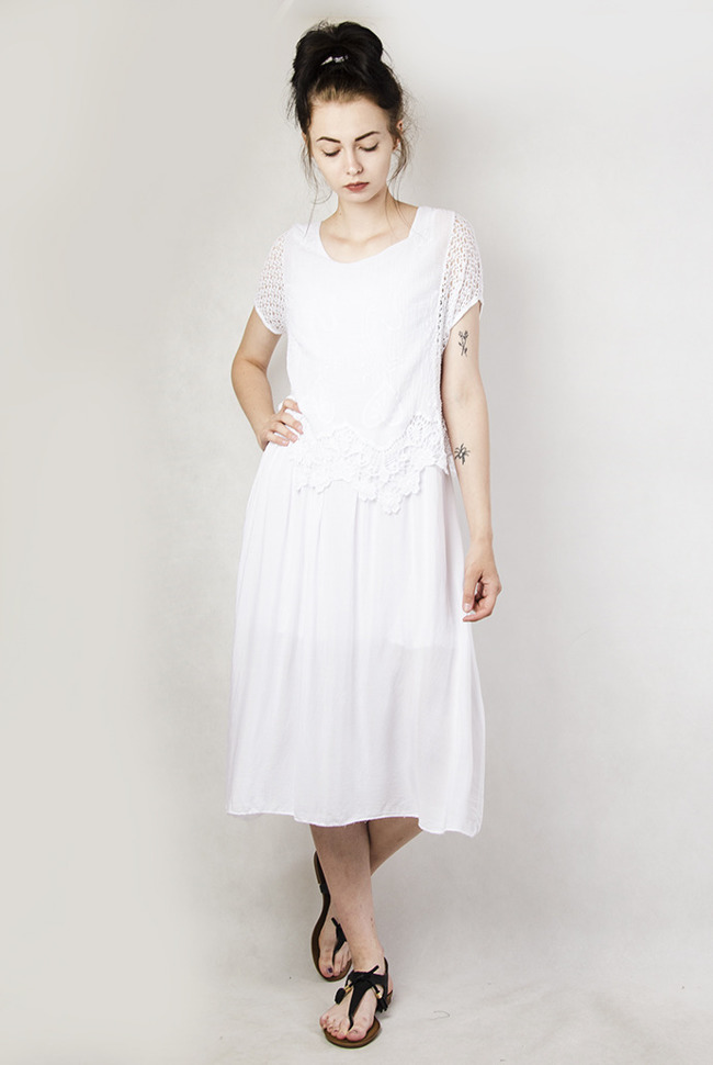 Biała, długa sukienka z ażurowymi wstawkami