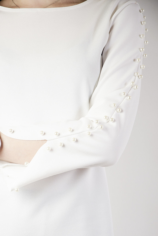 Biała dopasowana sukienka z perłami na rękawach