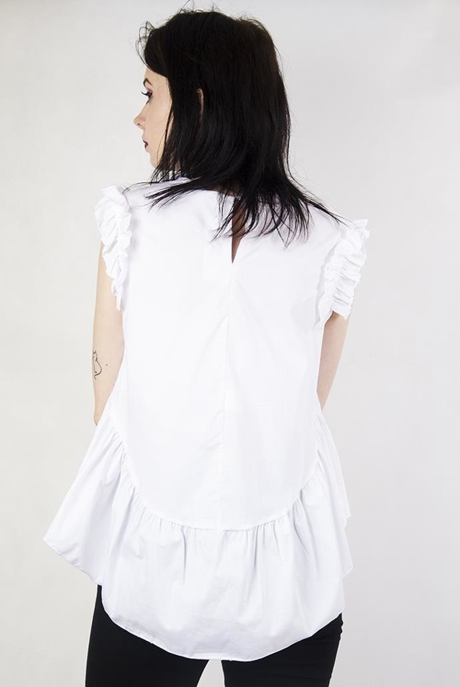 Biała, gładka bluzka koszulowa z falbankami