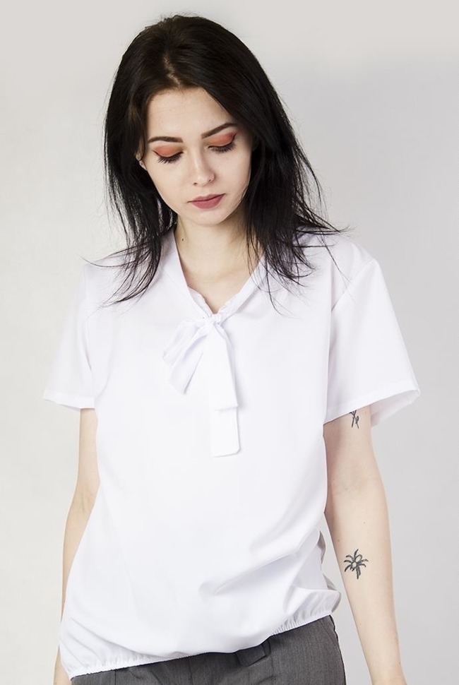 Biała, gładka bluzka koszulowa z wiązaniem przy dekolcie