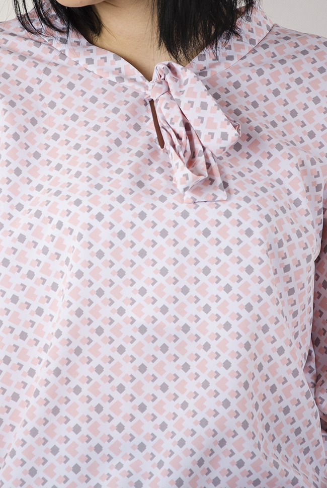 Biała, gładka bluzka w różowo-szare wzory