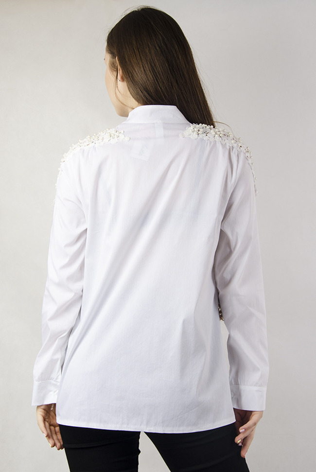 Biała koszula z ażurowymi wstawkami