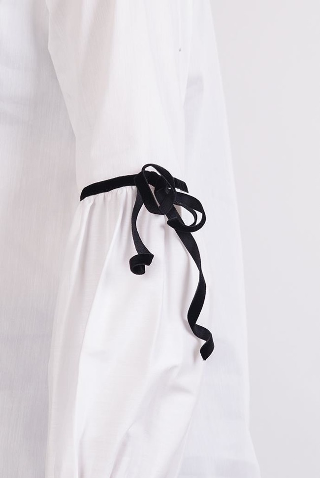 Biała koszula z czarnymi, aksamitnymi wstążkami