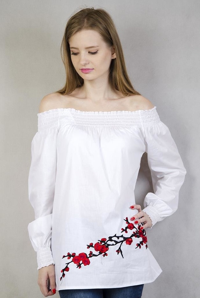 Biała koszula z hiszpańskim dekoltem i czerwonymi kwiatami
