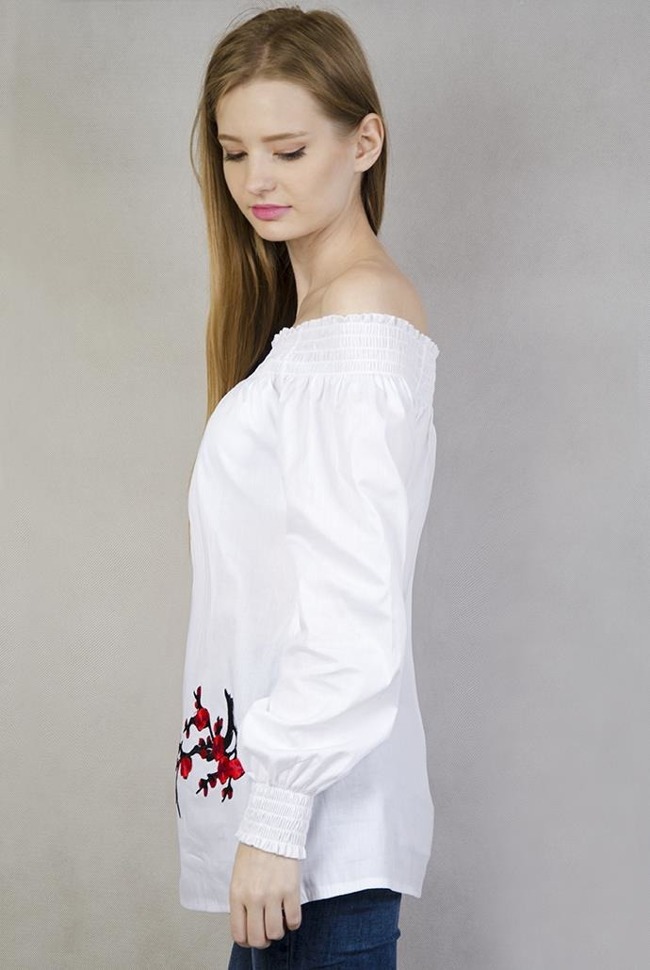 Biała koszula z hiszpańskim dekoltem i czerwonymi kwiatami