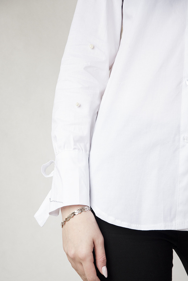 Biała koszula z perełkami oraz wiązaniem przy rękawach