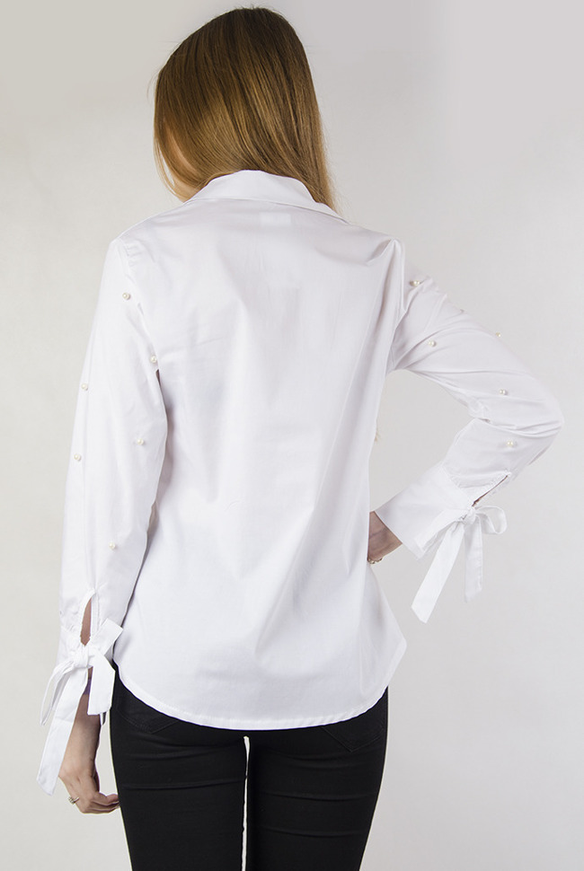 Biała koszula z perełkami oraz wiązaniem przy rękawach