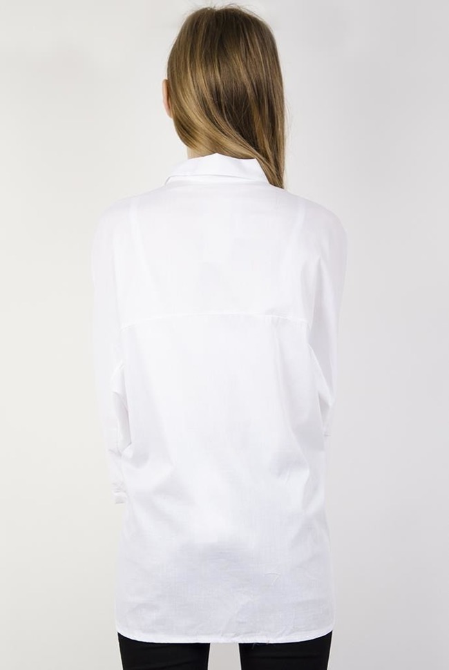 Biała koszula z szerokimi rękawami i naszywką