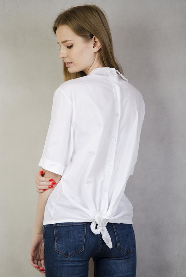 Biała koszula z wiązaniem na dole i guzikami z tyłu