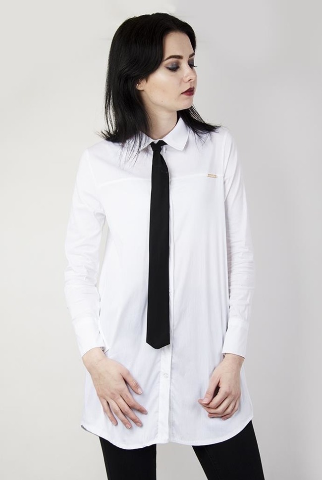 Biała koszula z wiązaniem przy szyi