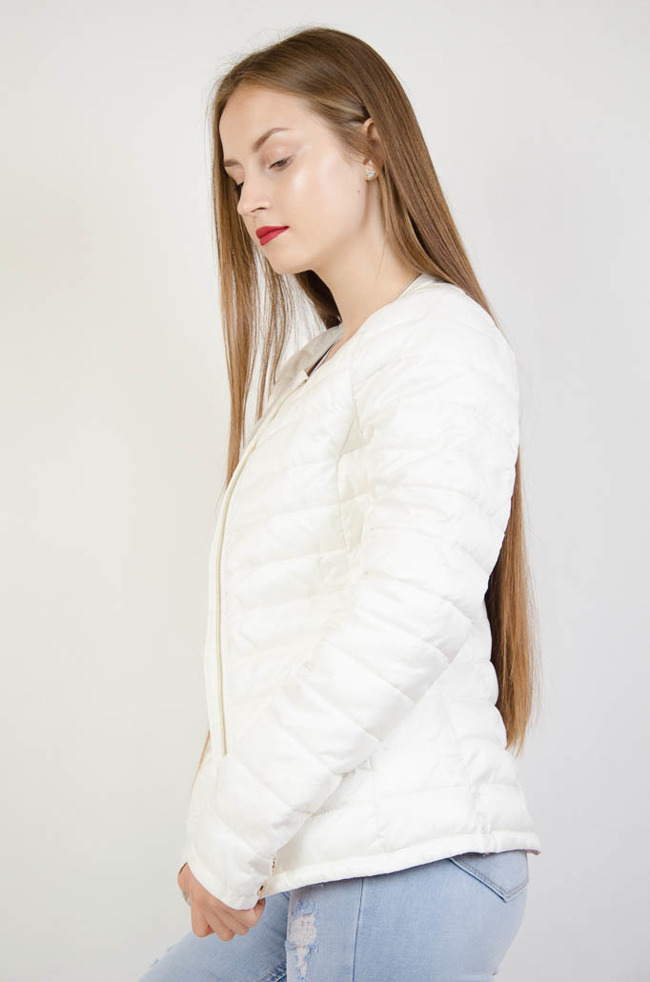 Biała kurtka pikowana z zamkami przy kieszeniach