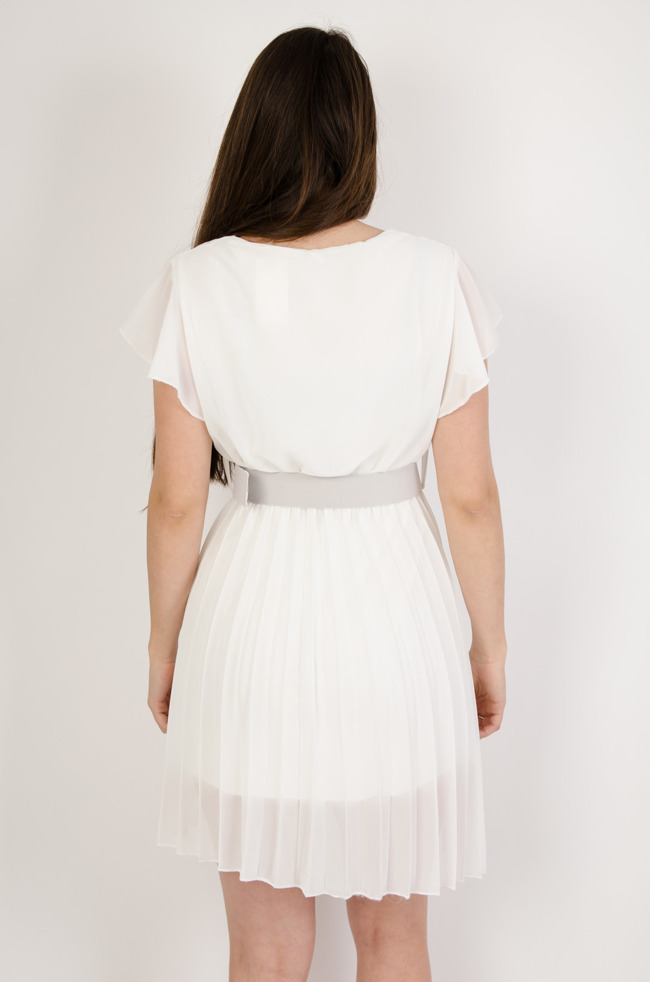 Biała plisowana sukienka z paskiem 
