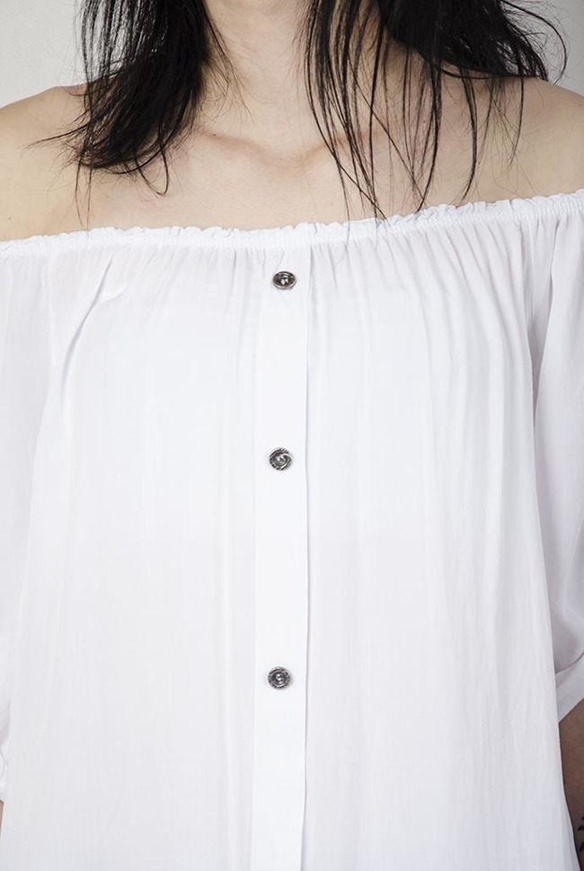 Biała przedłużana bluzka zapinana na guziki, z gumką w dekolcie