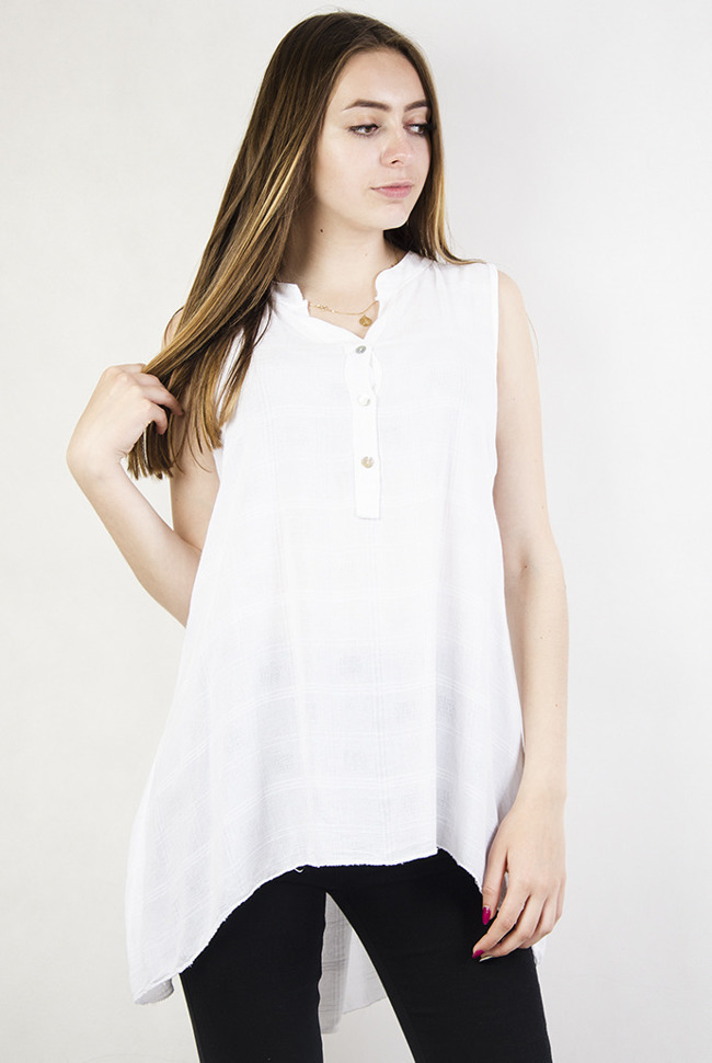 Biała, przedłużona bluzka ze wzorem w kratę