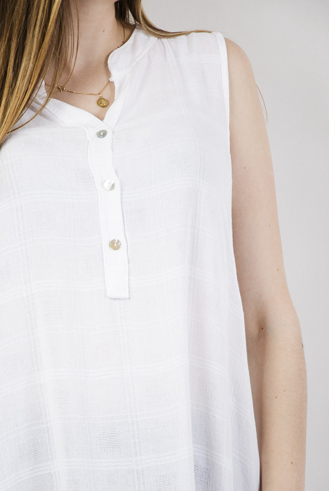 Biała, przedłużona bluzka ze wzorem w kratę