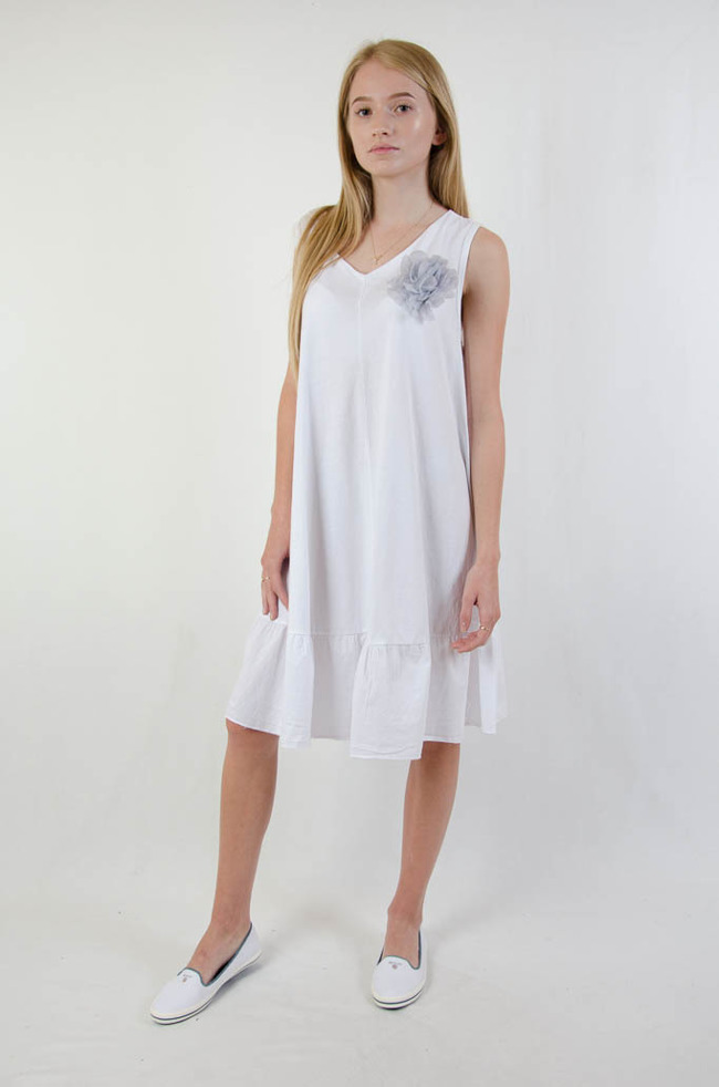 Biała rozkloszowana sukienka z dekoltem w serek oraz przypinką