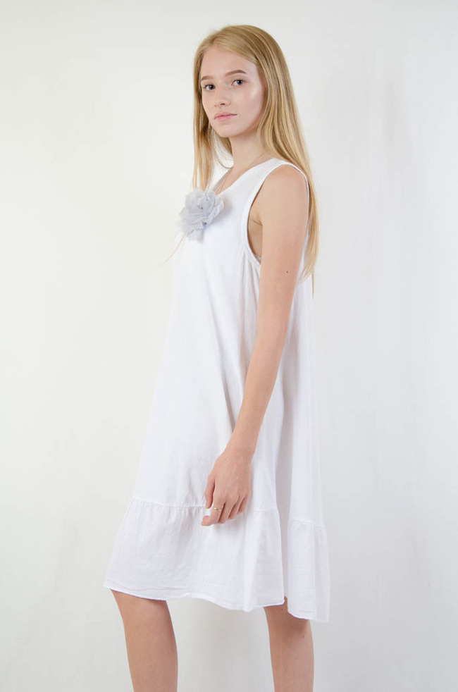 Biała rozkloszowana sukienka z dekoltem w serek oraz przypinką