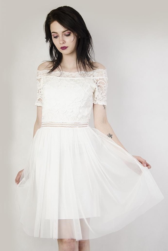 Biała, rozkloszowana sukienka z koronkowymi wstawkami