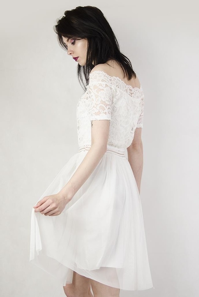 Biała, rozkloszowana sukienka z koronkowymi wstawkami