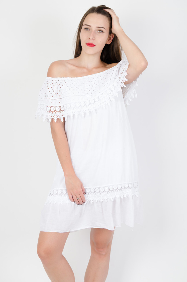 Biała sukienka hiszpanka z ażurowym dekoltem 