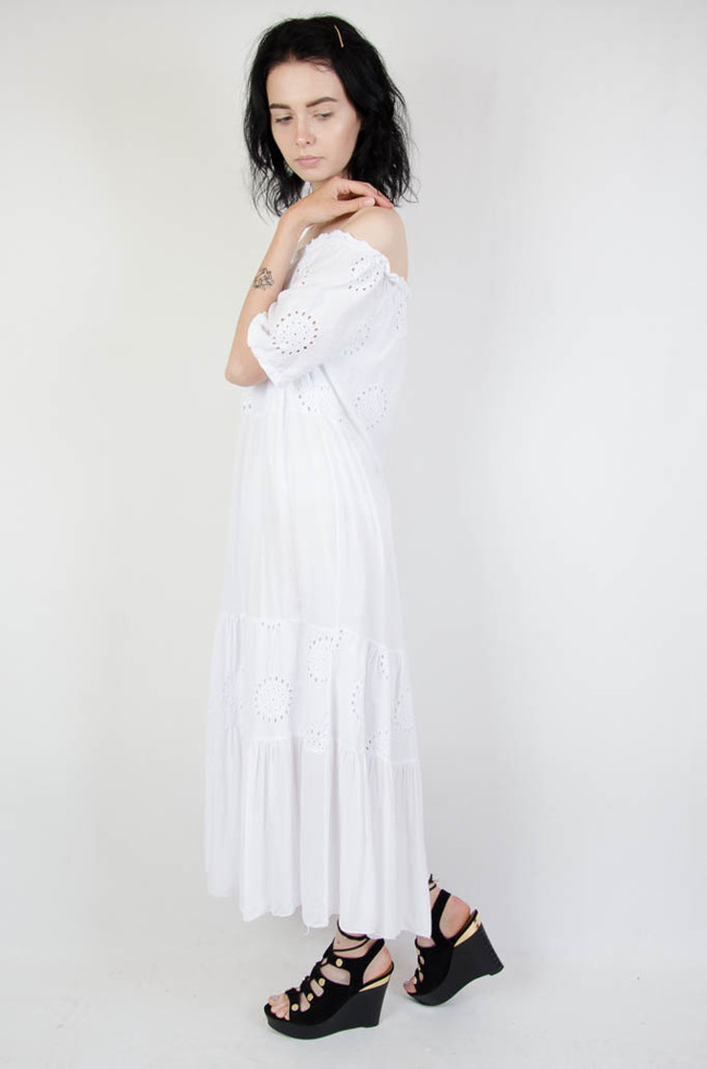Biała sukienka hiszpanka z ażurowymi wzorami 