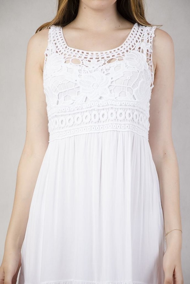 Biała sukienka maxi z koronkową wstawką