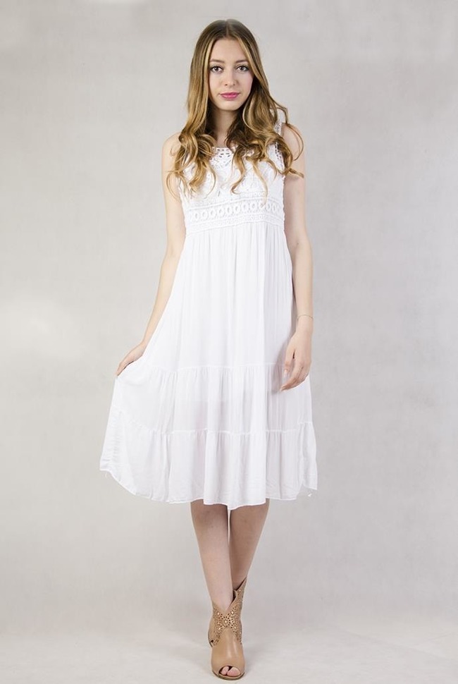 Biała sukienka maxi z koronkową wstawką