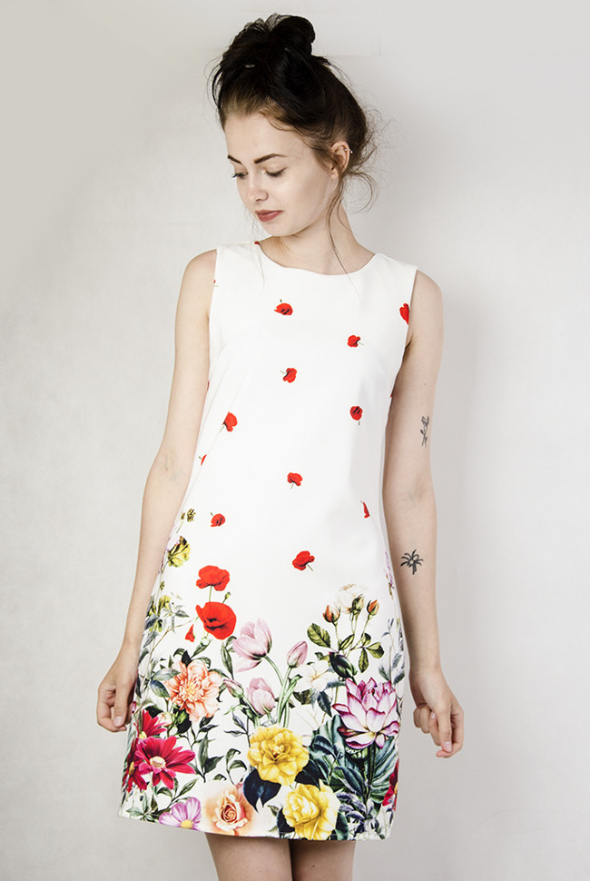 Biała sukienka o prostym kroju, w kwiaty