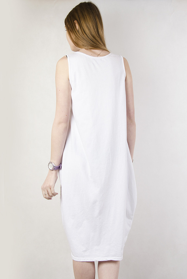 Biała sukienka oversize w paski i kropki