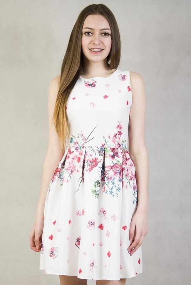 Biała sukienka w kolorowe kwiaty