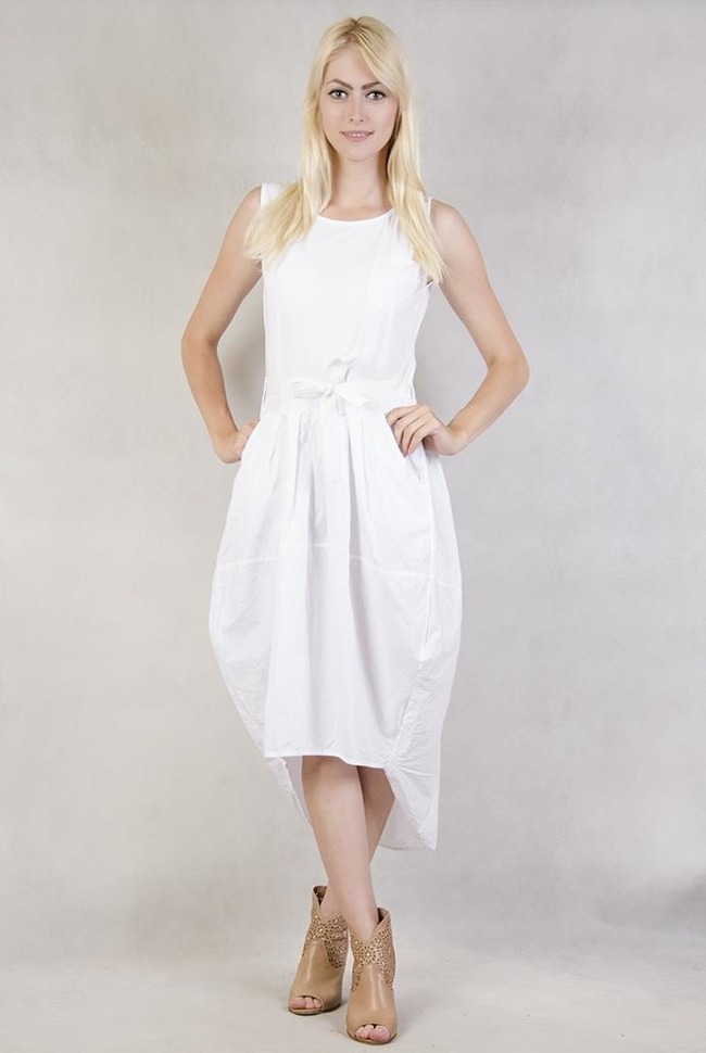 Biała sukienka wiązana w pasie z przedłużanym tyłem