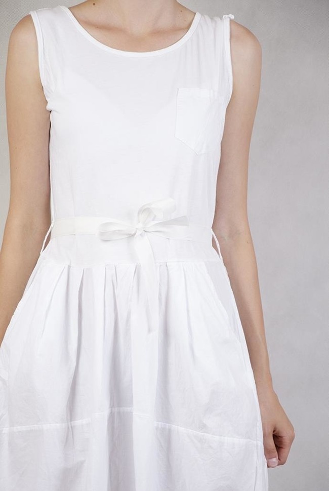 Biała sukienka wiązana w pasie z przedłużanym tyłem