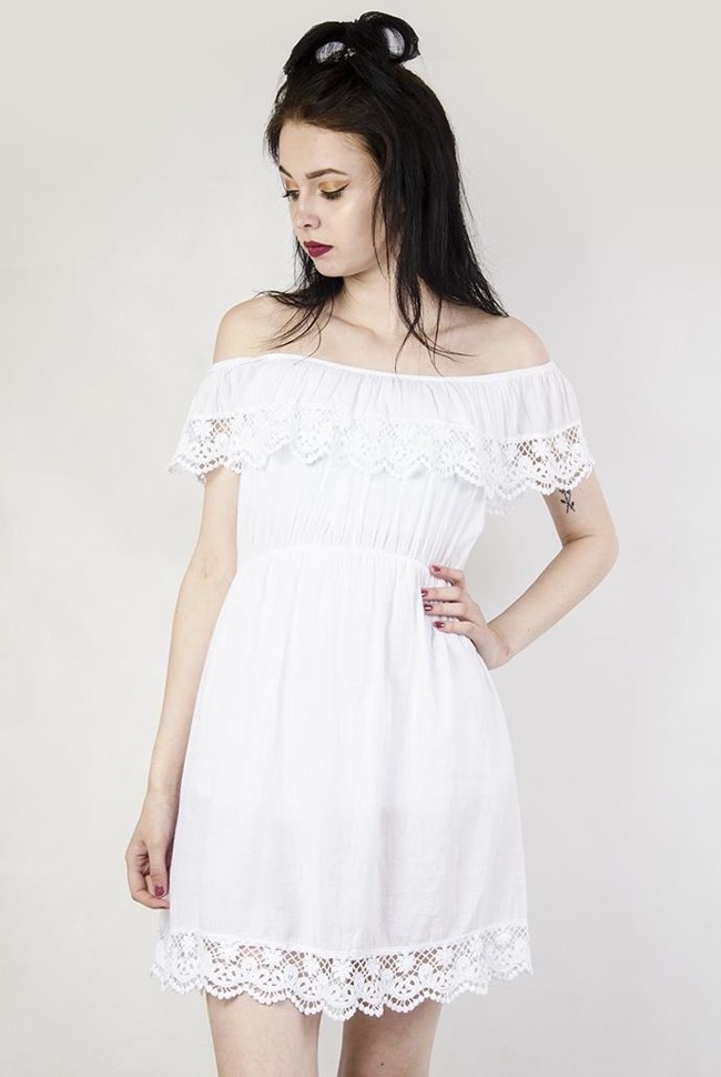 Biała sukienka z ażurowymi wstawkami i gumką w pasie