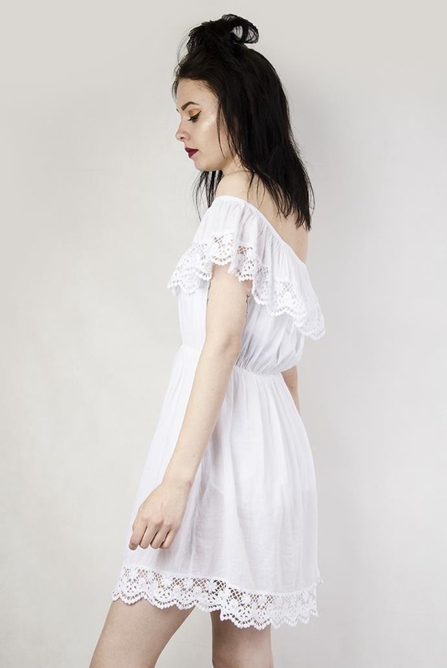 Biała sukienka z ażurowymi wstawkami i gumką w pasie