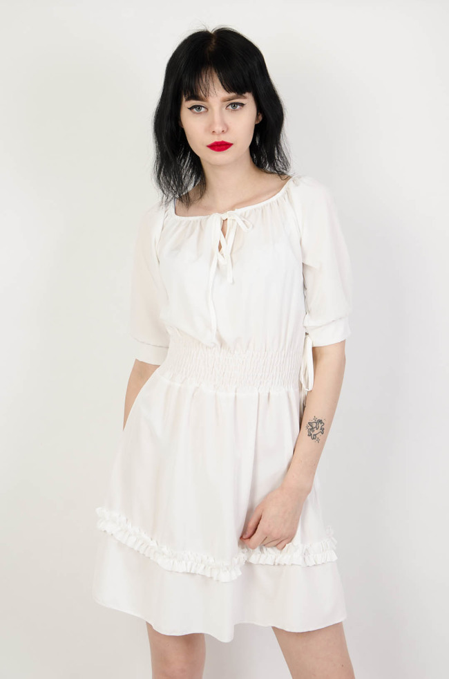 Biała sukienka z gumą w pasie oraz wiązaniem w dekolcie