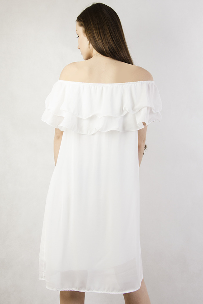 Biała sukienka z hiszpańskim dekoltem