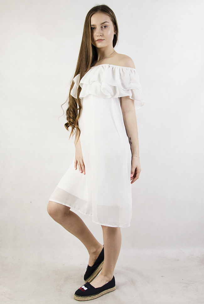 Biała sukienka z hiszpańskim dekoltem