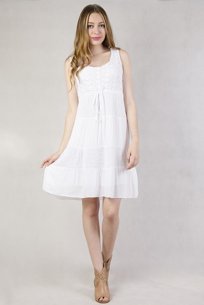 Biała sukienka z koronką wiązana pod biustem