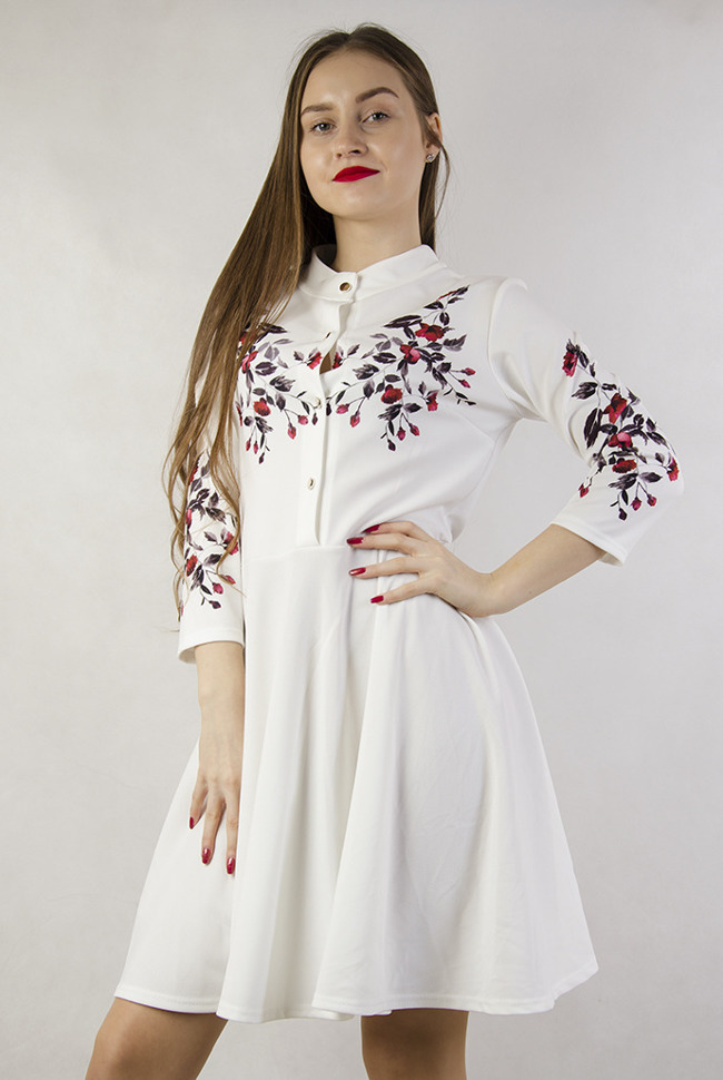 Biała sukienka z kwiatami