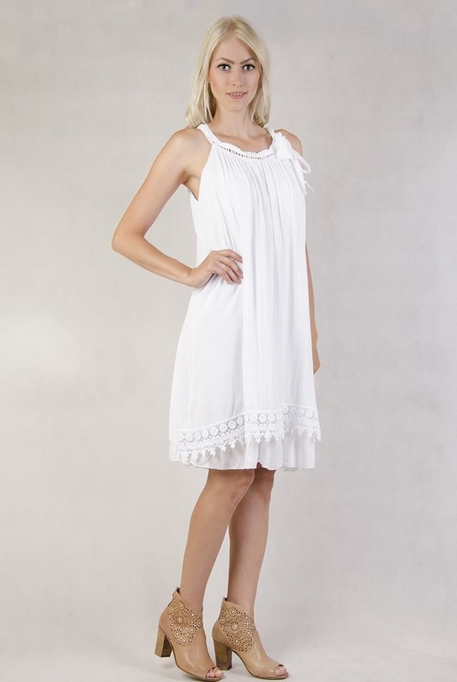 Biała sukienka ze wstążką przy ramiączkach