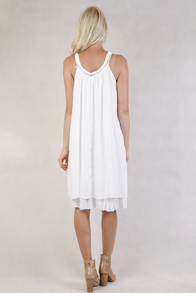 Biała sukienka ze wstążką przy ramiączkach