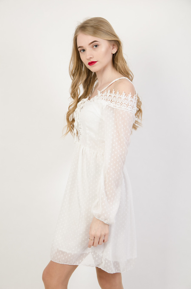 Biała szyfonowa sukienka z odkrytymi ramionami