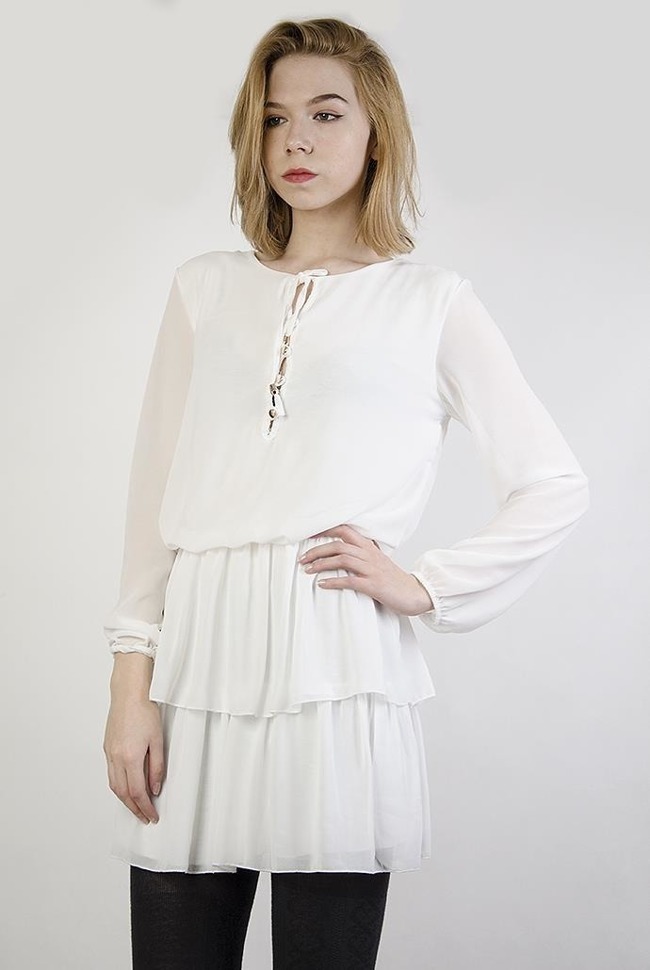 Biała szyfonowa sukienka z wiązaniem i falbanami
