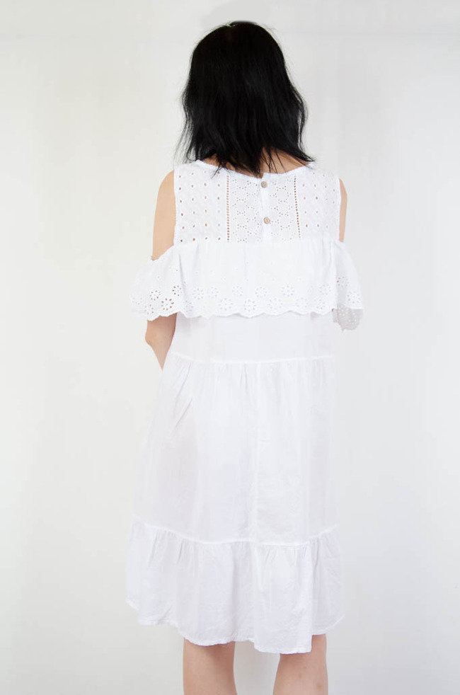 Biała trapezowa sukienka z ażurowymi wstawkami 