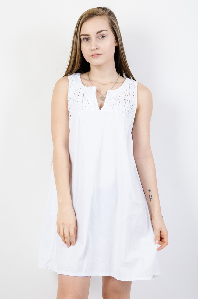Biała trapezowa sukienka z ażurowymi wstawkami