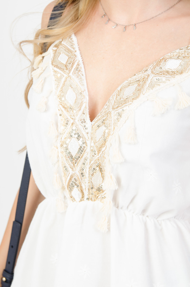 Biała warstwowa sukienka z ozdobnym dekoltem w serek